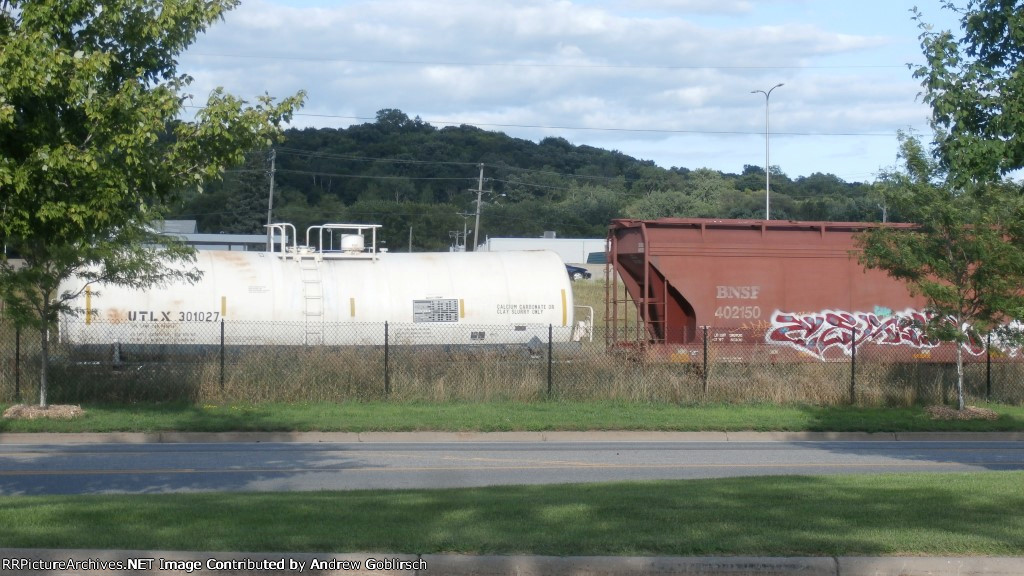 BNSF 402150 + UTLX 301027